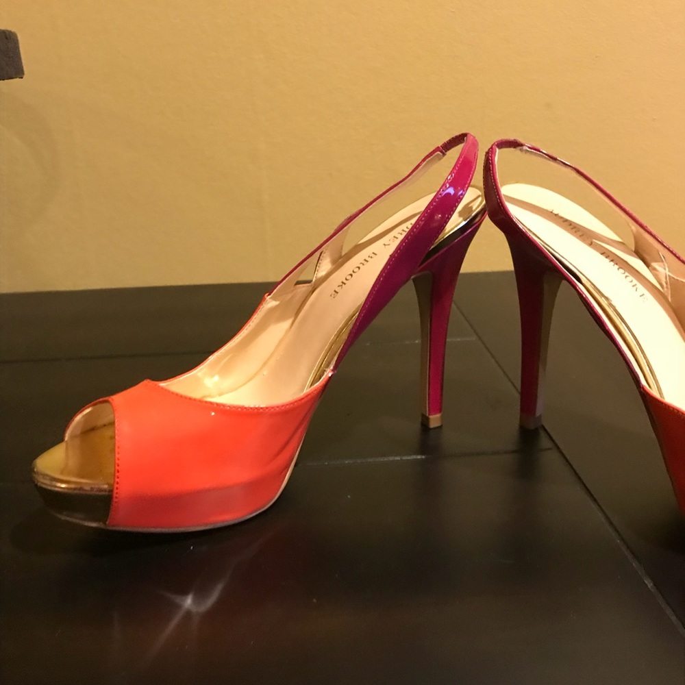 Colorblock patent shoes with gold toe accent